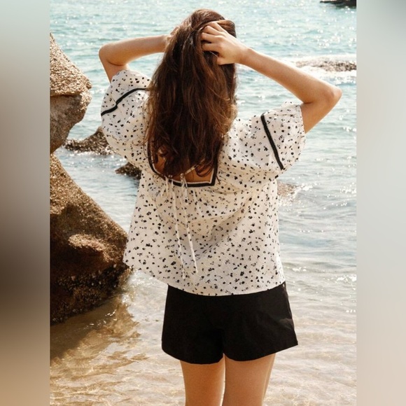 ❗️SOLD ❗️ Short Sleeve Ditsy Floral White Black Trim Shirt Size XL/12 - Picture 3 of 13